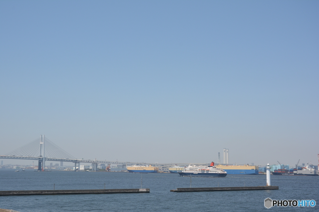 横浜ベイブリッジと客船