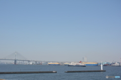 横浜ベイブリッジと客船