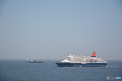 横浜港をめざし航行する客船