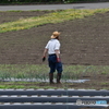 裏庭で屈伸