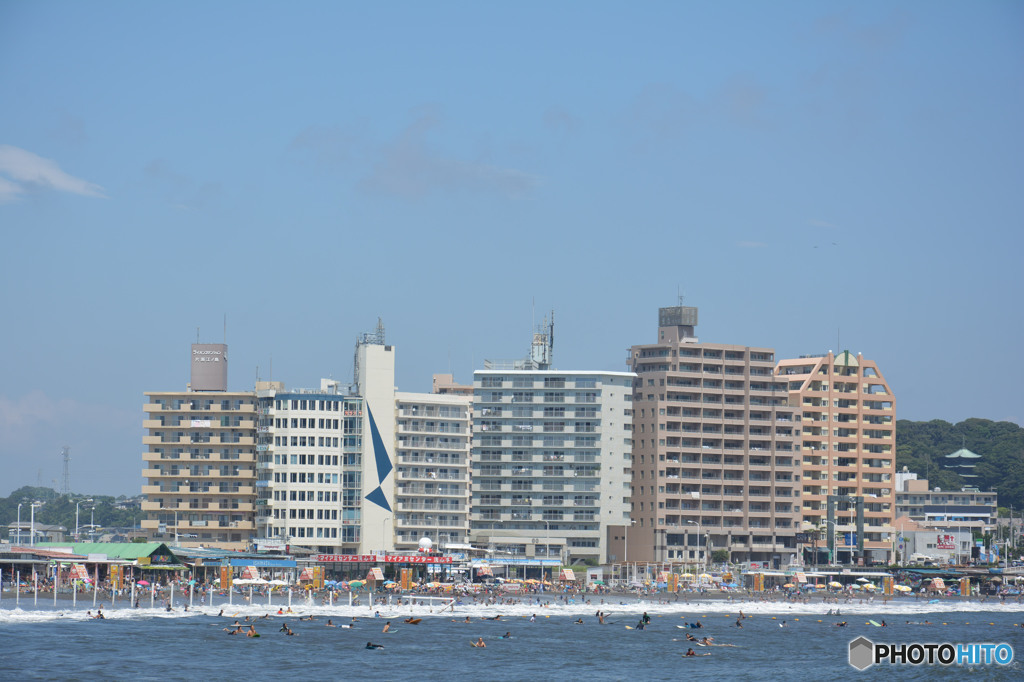 本日、天気晴朗ナレドモ波高シ．．それでもサーファーは波を待つ