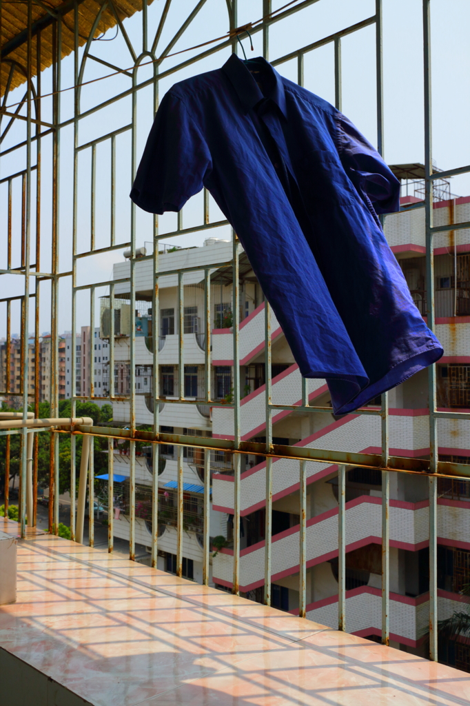 夏の終わりの風と青い服