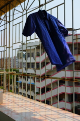 夏の終わりの風と青い服