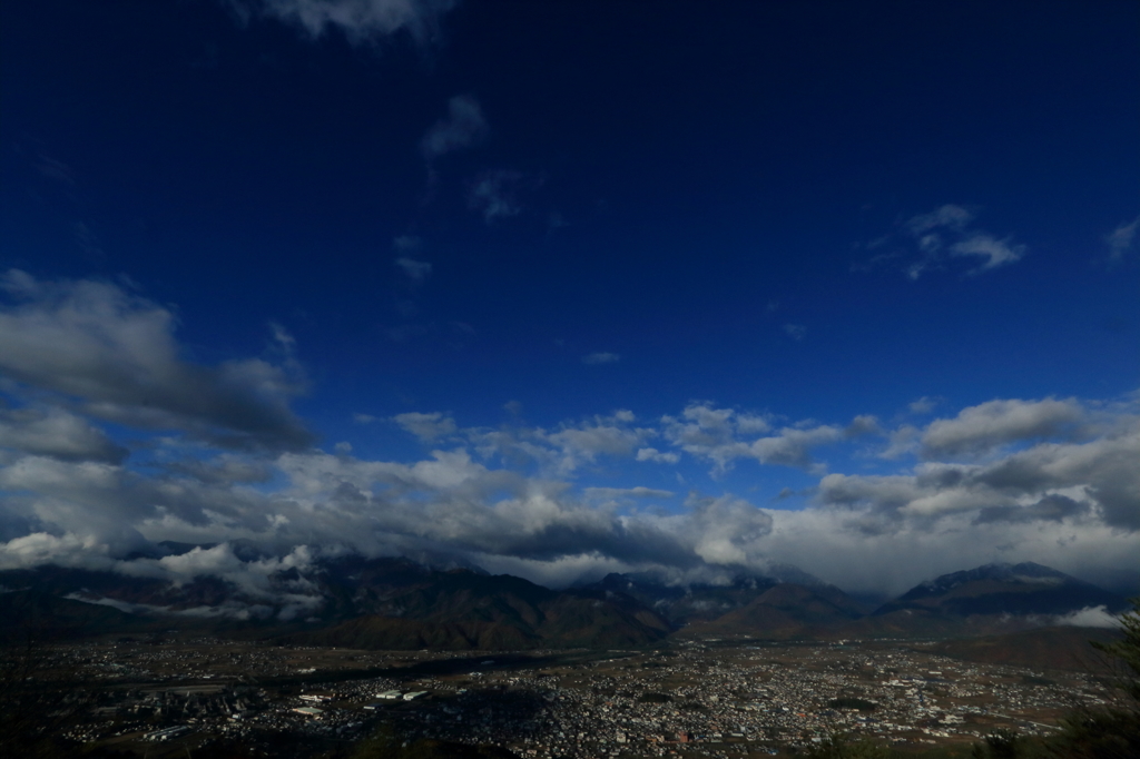 東は雲海西は青空