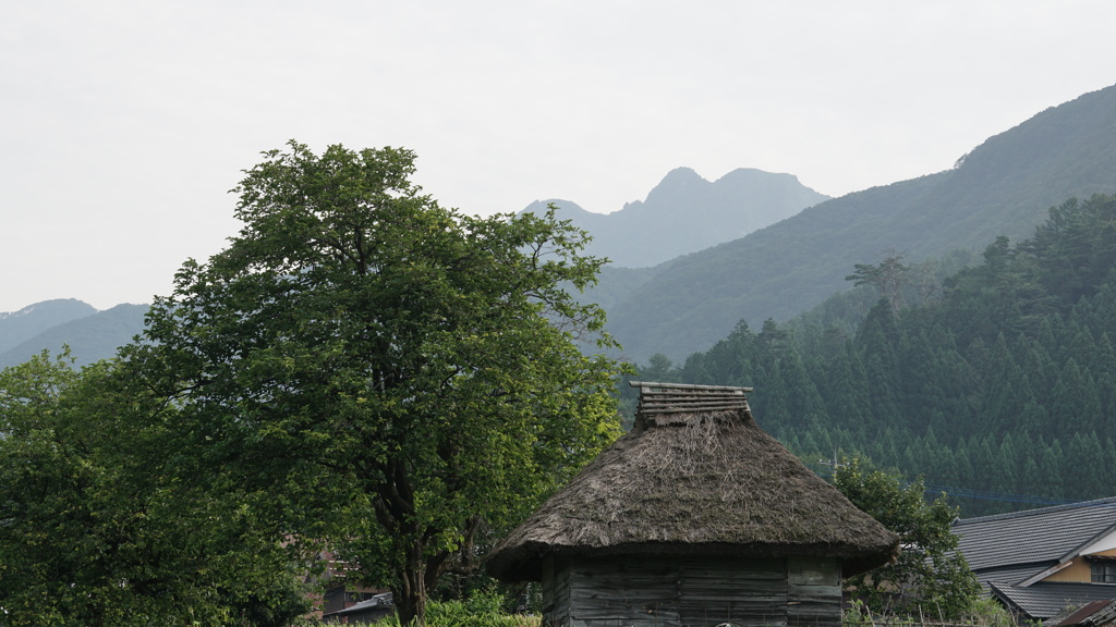 烏ヶ山とわらぶき