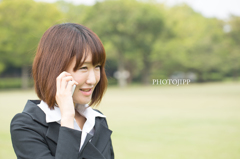 電話中の女性