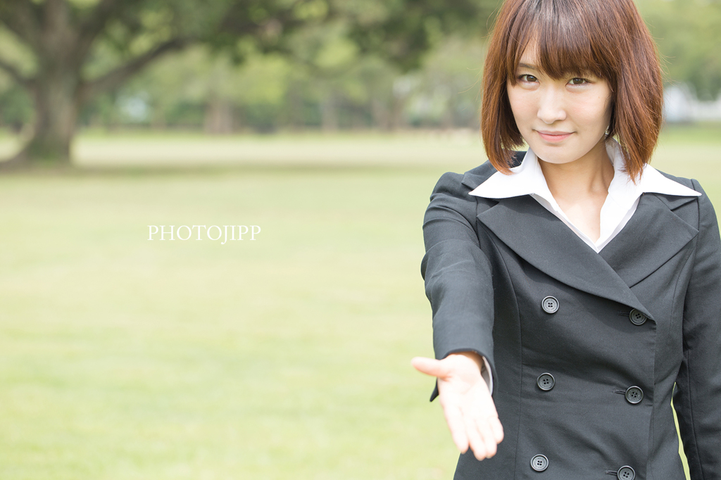 握手する女性