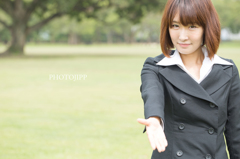 握手する女性