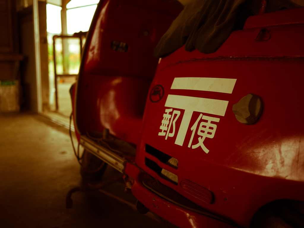 待合室で列車を待つ