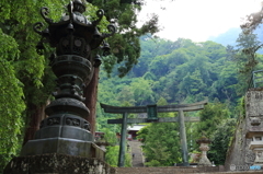 妙義神社 青銅燈籠と参道 