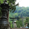 妙義神社 青銅燈籠と参道 