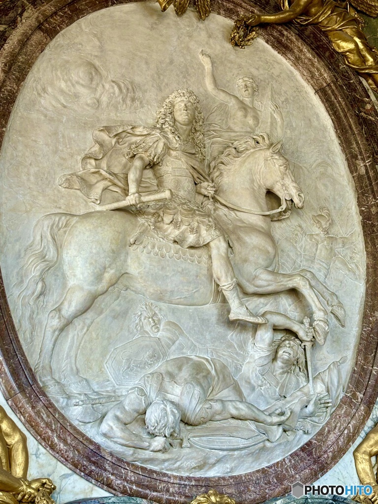 ヴェルサイユ宮殿　戦争の間　ルイ14世のレリーフ