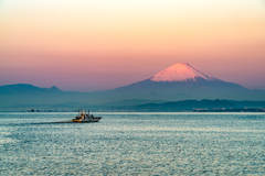 漁船と富士
