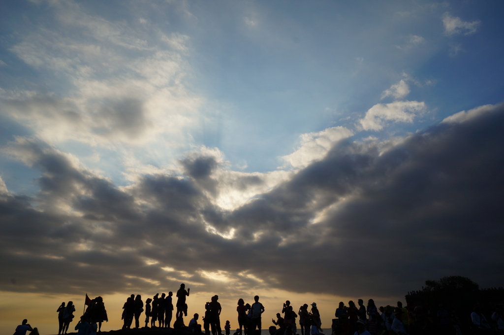 『青空と灰色の雲と夕焼けと』