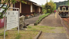 兎と亀が見送る駅