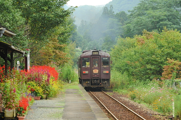 通過 