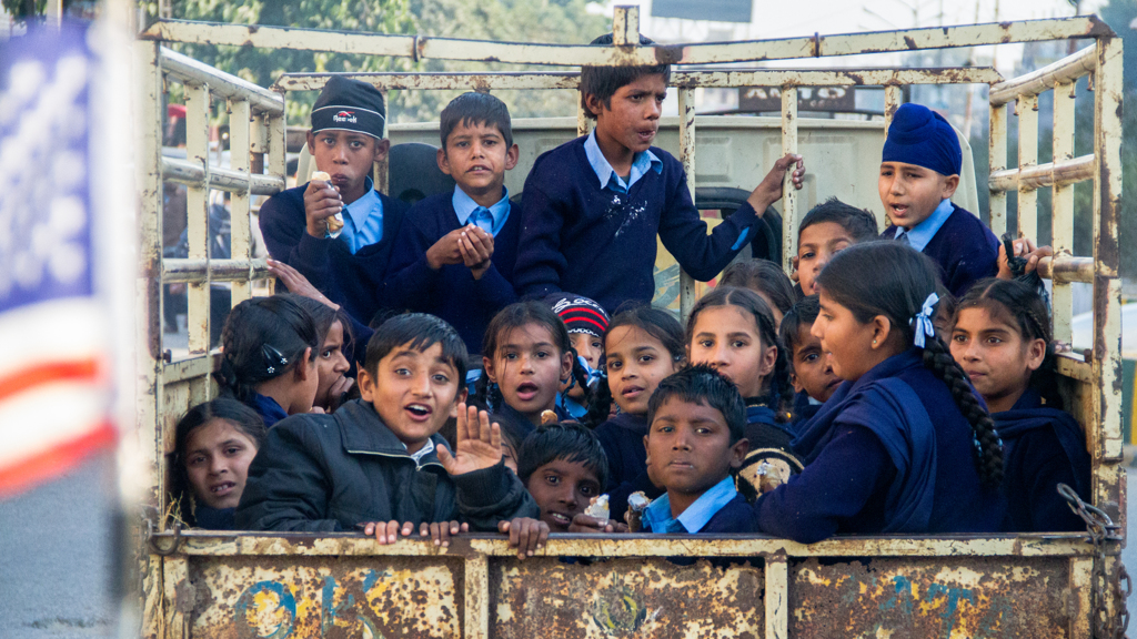 インドの子供たち、トラックで学校が通い