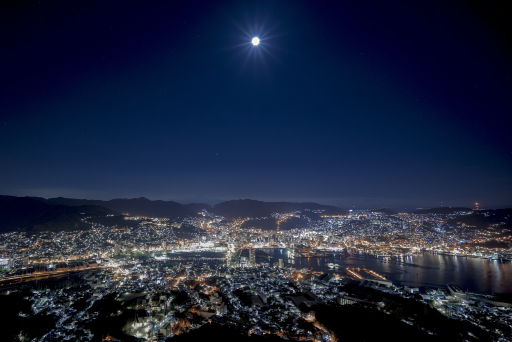 月と長崎夜景