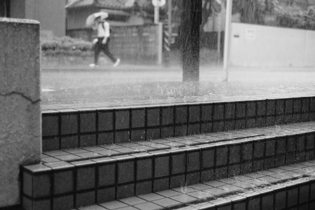 お昼頃のすごい雨。