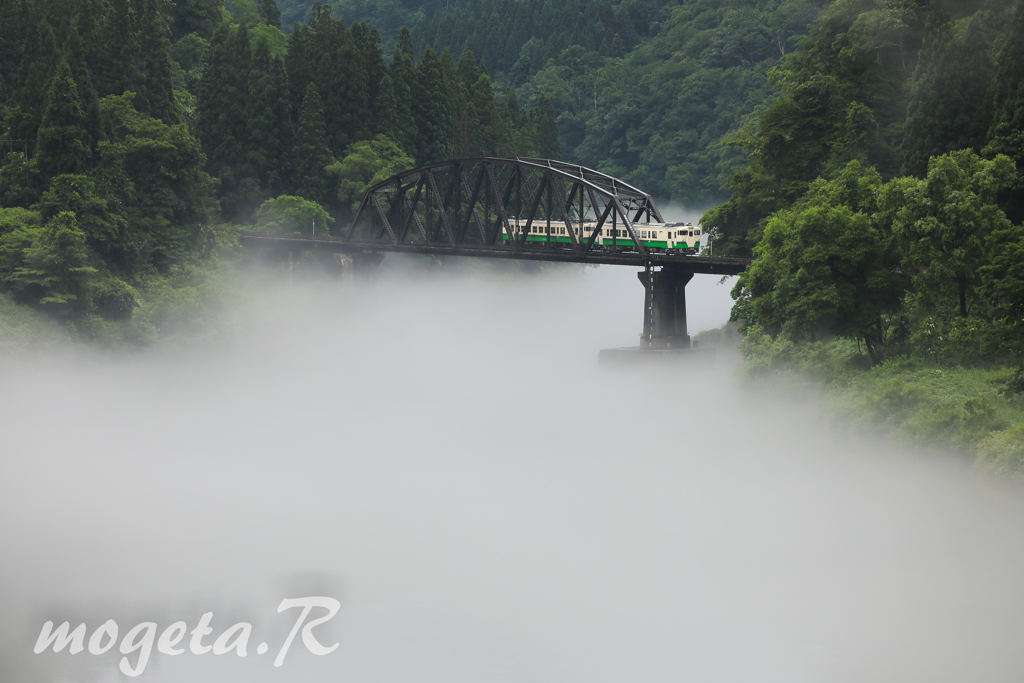 煙る川