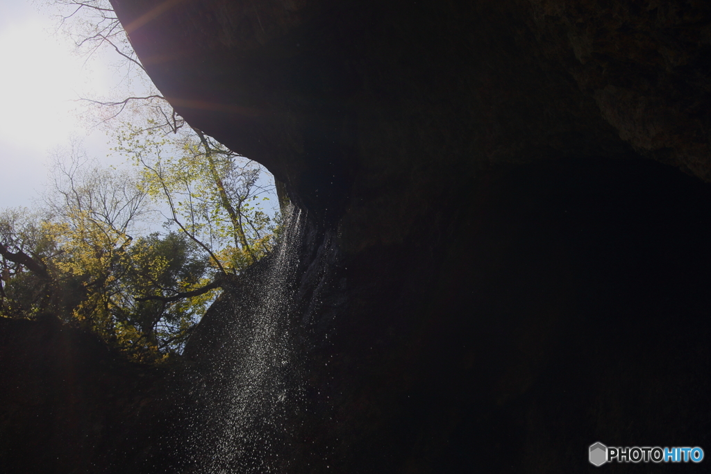 陽光煌めく岩舟の滝