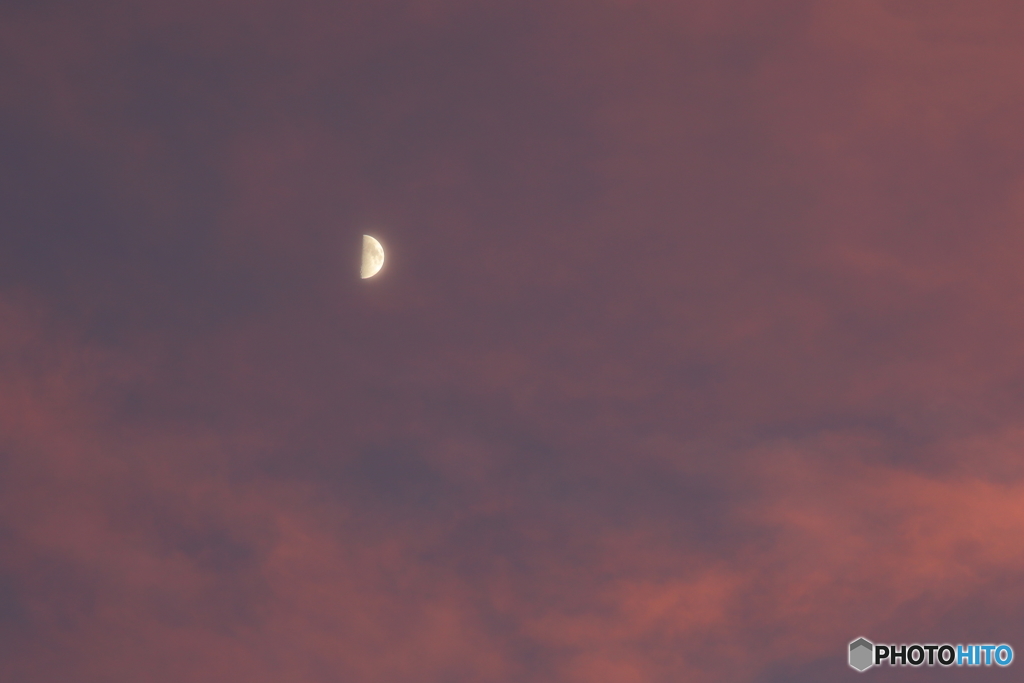 夕焼雲と半月