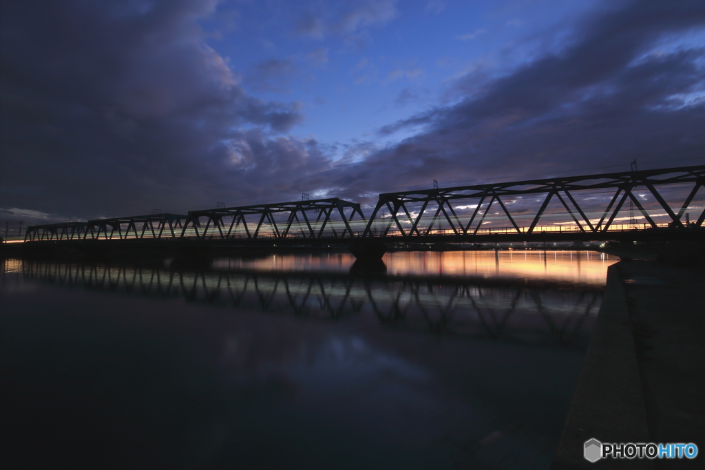 夕照の鉄橋