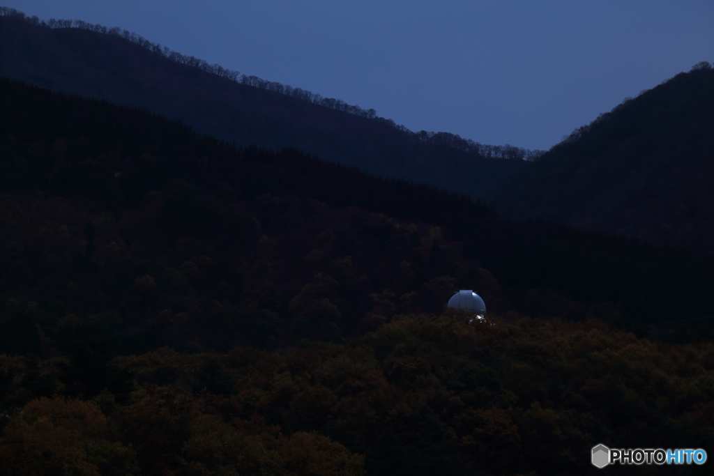 月明かりに照らし出されたヒミツ基地