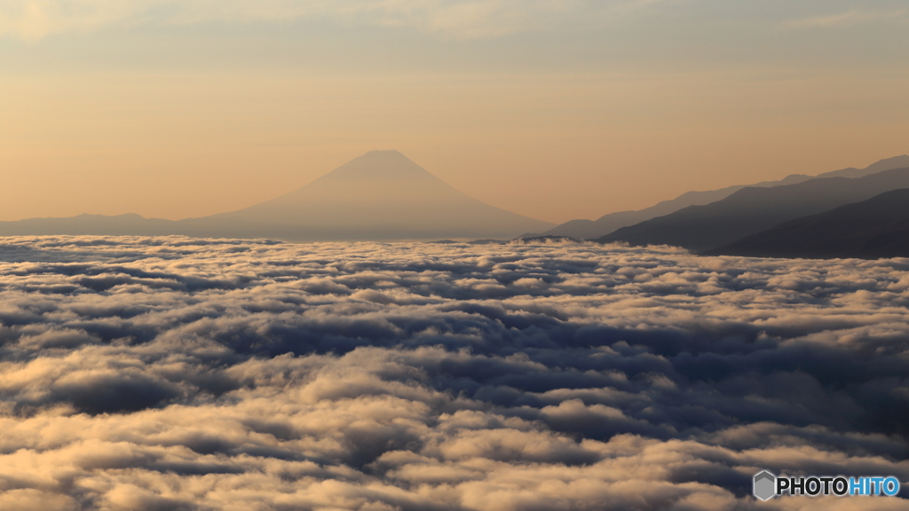 雲原に浮かぶ富士