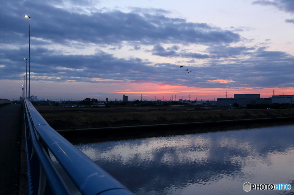 朝焼けの空に