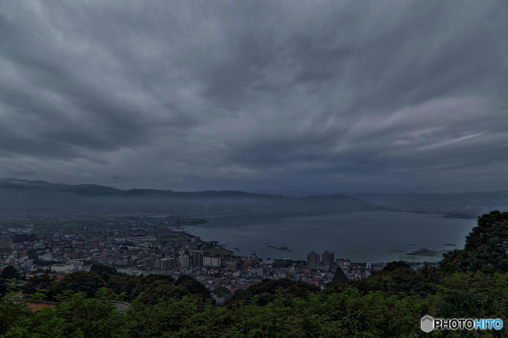 諏訪湖を望む