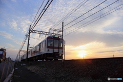 夕暮れの近鉄電車