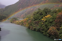 虹と紅葉