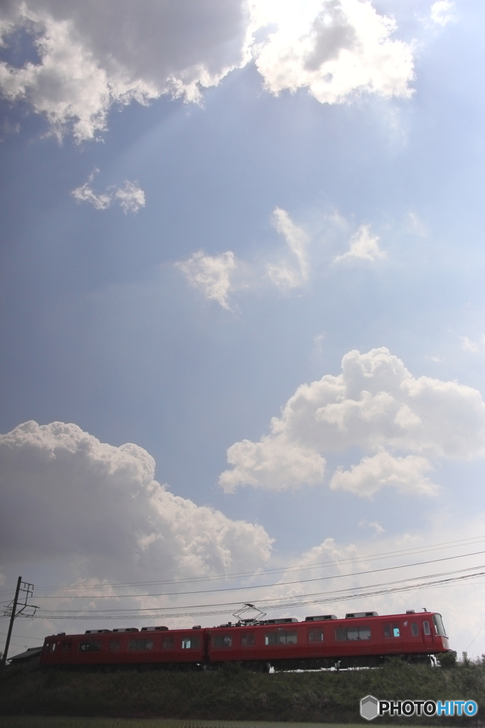 梅雨の晴れ間の名鉄電車