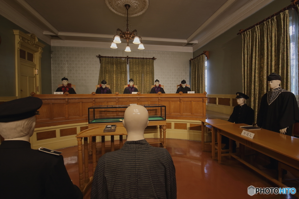 異様な裁判風景