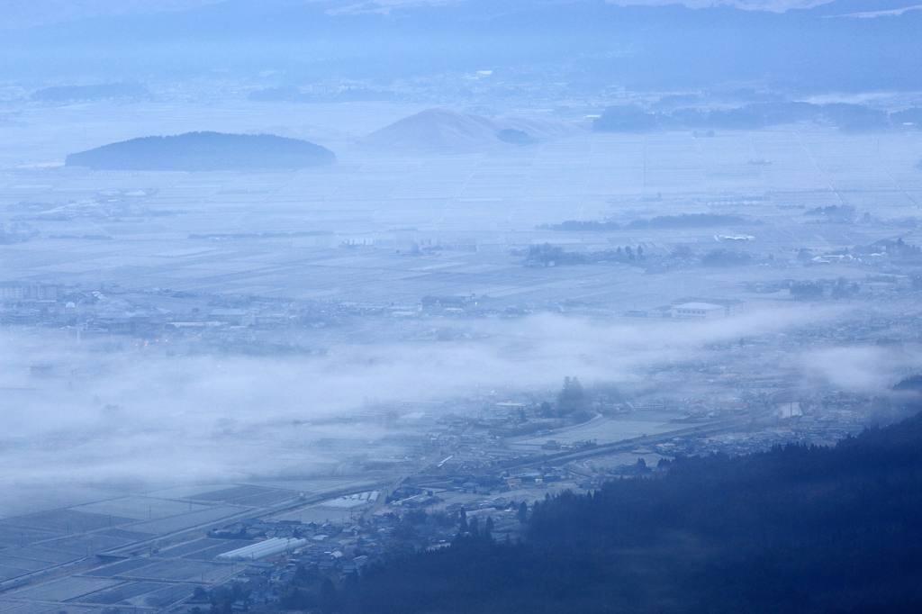 朝霧に包まれた阿蘇盆地