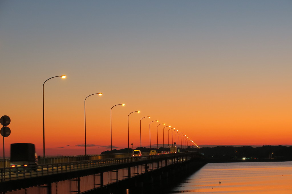 夕暮れの霞ヶ浦大橋