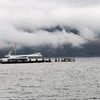 雲なびく湖の朝