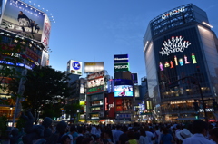 夕暮れの渋谷駅西口