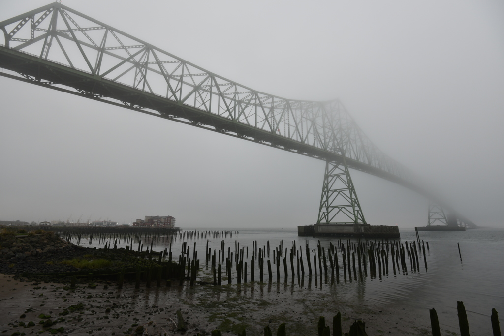 靄にかすむアストリア＝メグラー橋