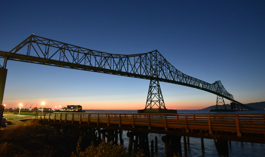 夕暮れのアストリア＝メグラー橋