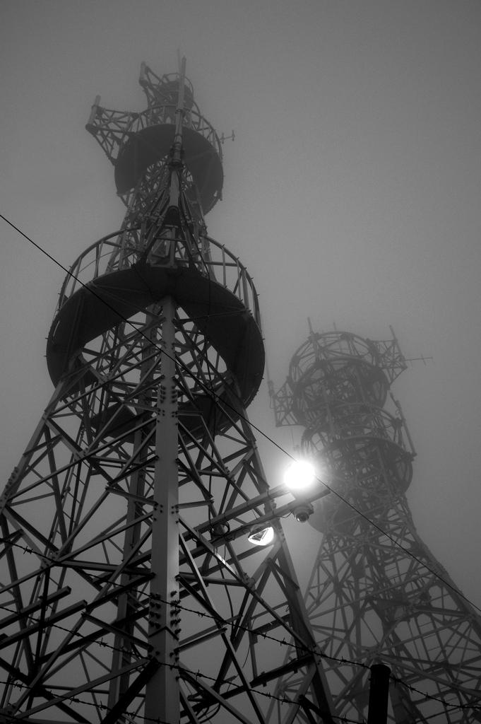 雲の中の電波塔