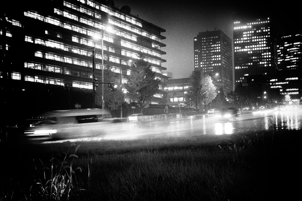 夜の街　雨の日　ヘッドライト