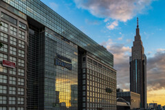 バスタ新宿前の夕景