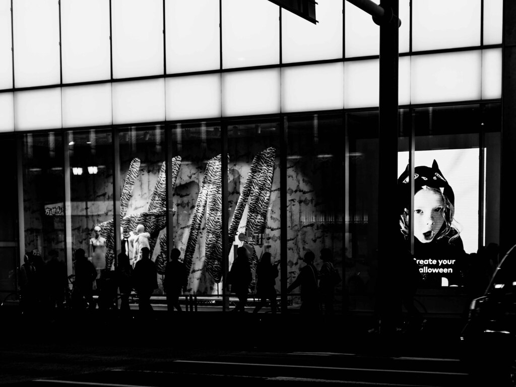 夜の街　新宿H＆M