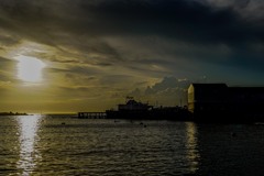 夕景　海辺の光る家