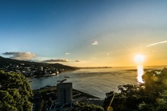 朝日に照らされる熱海の街