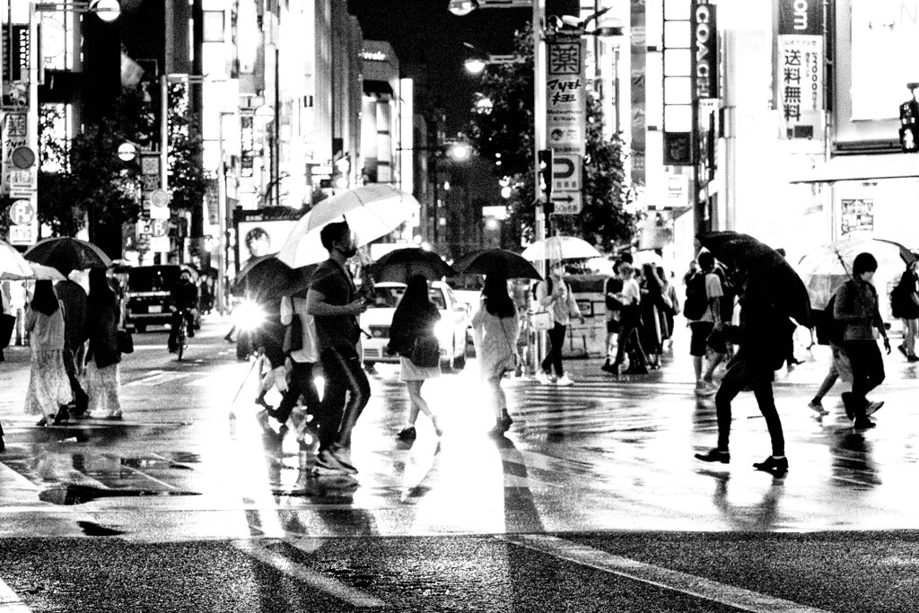 夜の街　雨