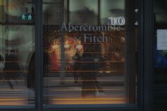 銀座　アバクロに映り込むDior