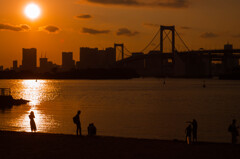 夕景　お台場　夕日を撮る美女